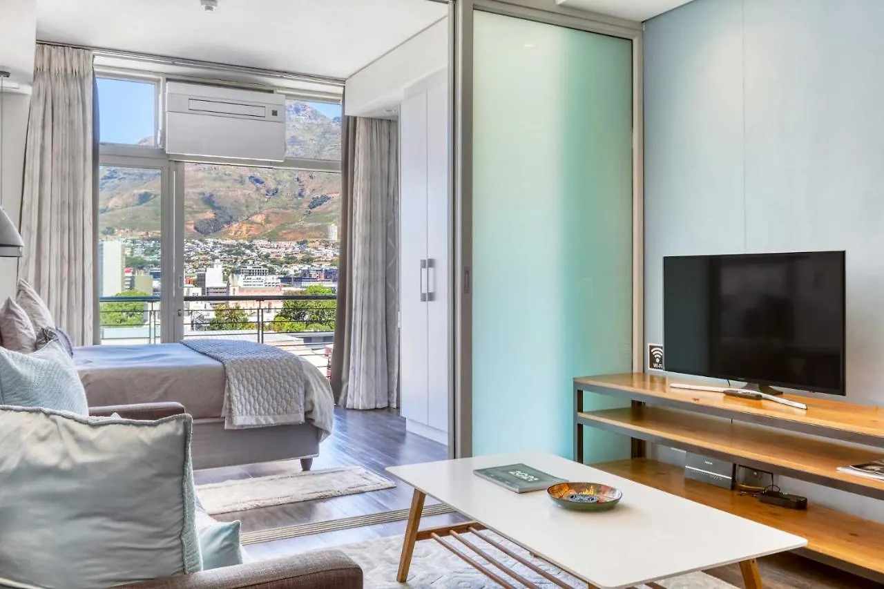Backup-Powered Elegant Mountain View Apartment ケープタウン