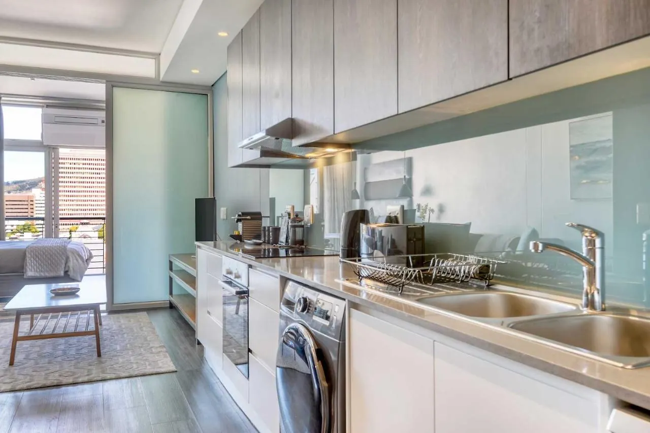 Backup-Powered Elegant Mountain View Apartment ケープタウン