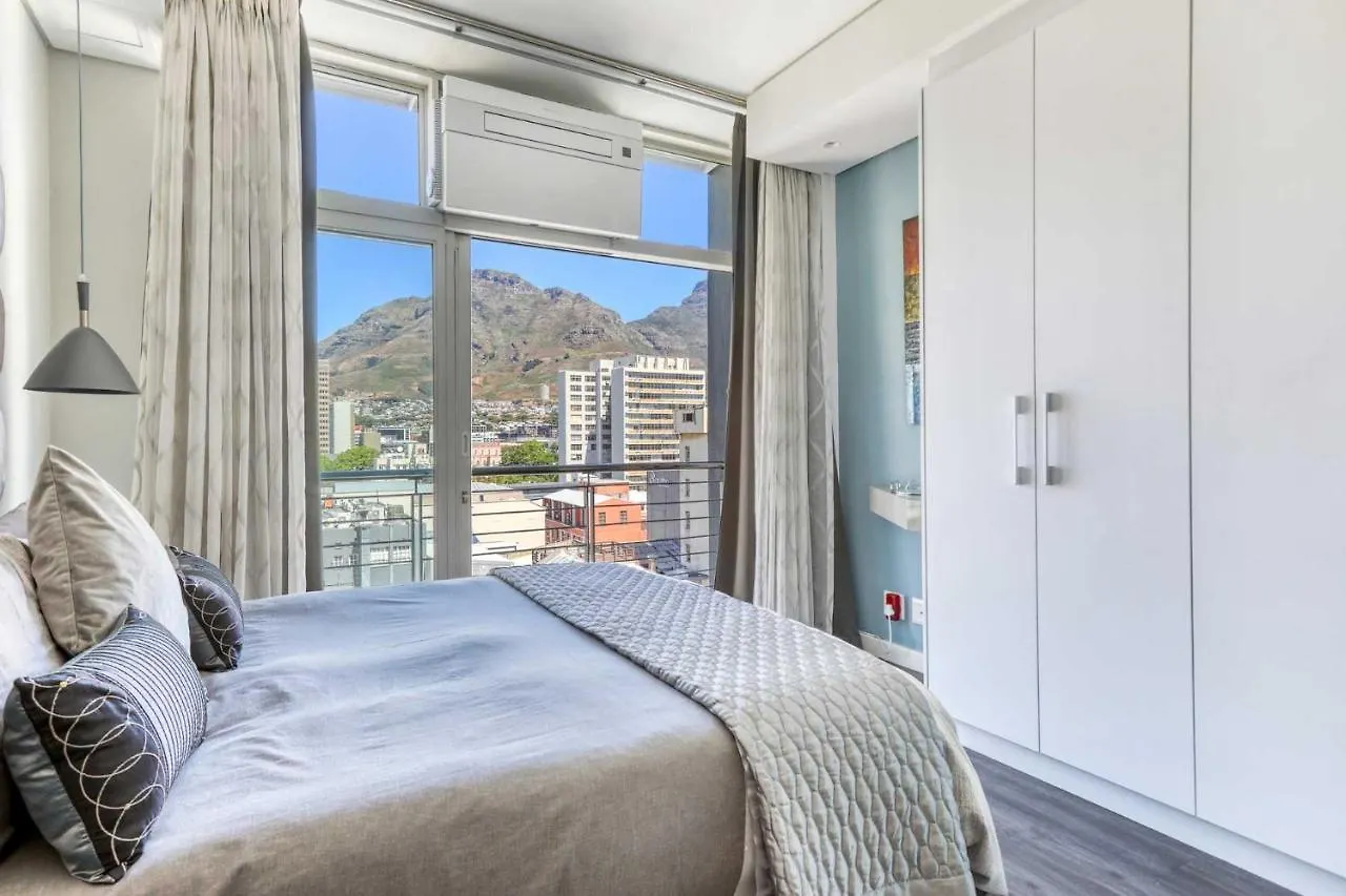 Backup-Powered Elegant Mountain View Apartment ケープタウン 0*,  南アフリカ