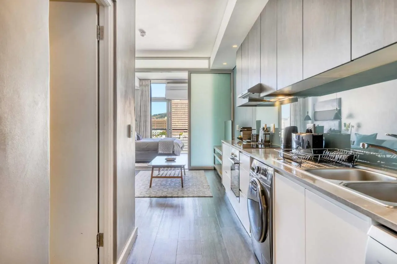 Backup-Powered Elegant Mountain View Apartment ケープタウン